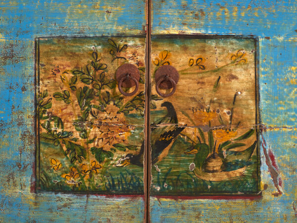 Aparador de entrada antiguo de madera de tonos azules y amarillos (c.1920)