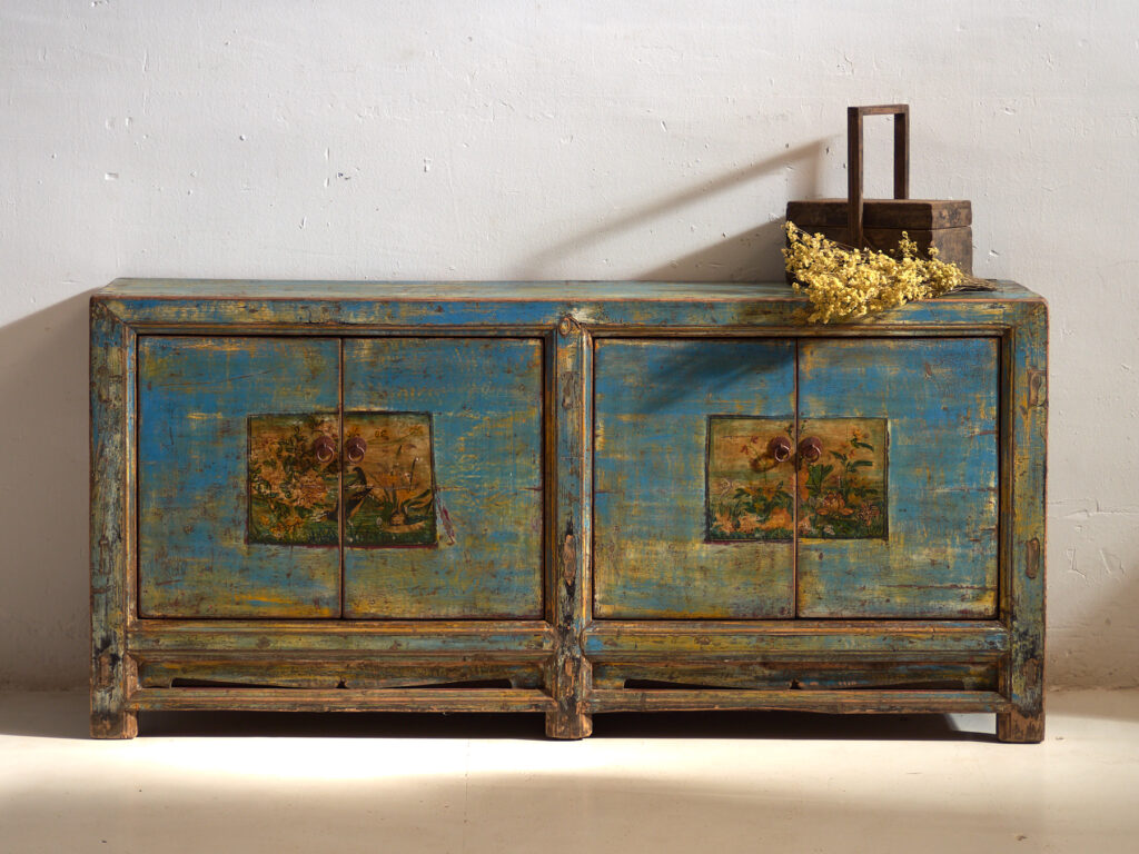 Aparador de entrada antiguo de madera de tonos azules y amarillos (c.1920)