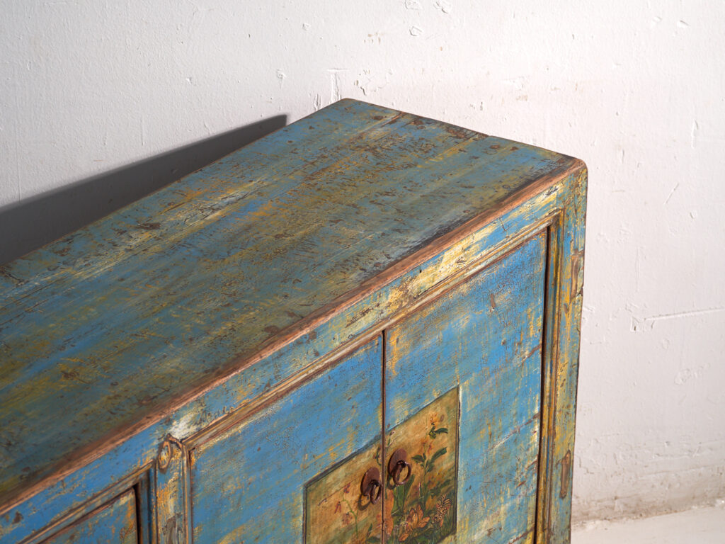 Aparador de entrada antiguo de madera de tonos azules y amarillos (c.1920)