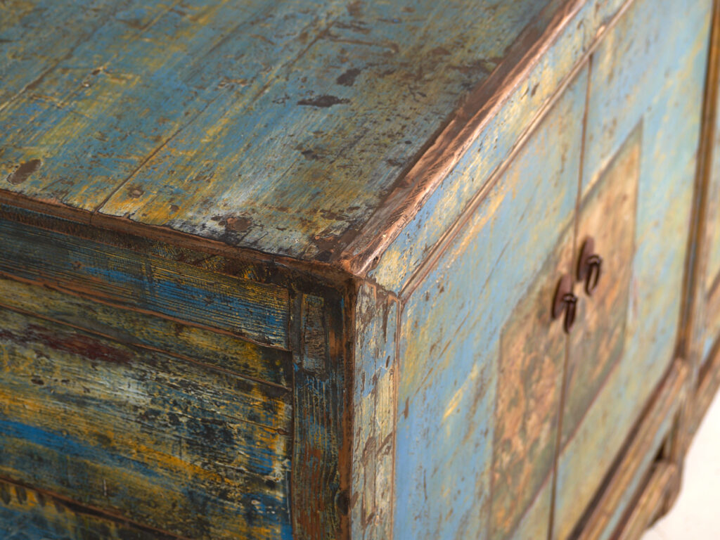 Aparador de entrada antiguo de madera de tonos azules y amarillos (c.1920)