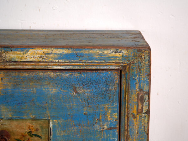 Aparador de entrada antiguo de madera de tonos azules y amarillos (c.1920)