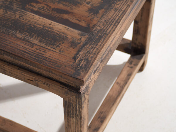 Mesa auxiliar cuadrada de madera antigua maciza