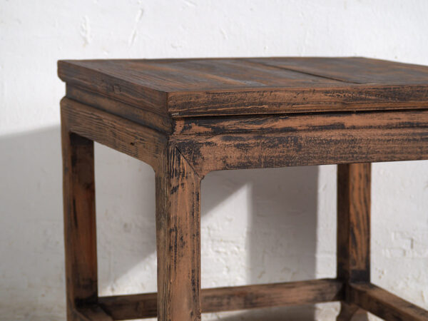 Mesa auxiliar cuadrada de madera antigua maciza