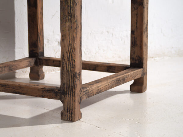 Mesa auxiliar cuadrada de madera antigua maciza