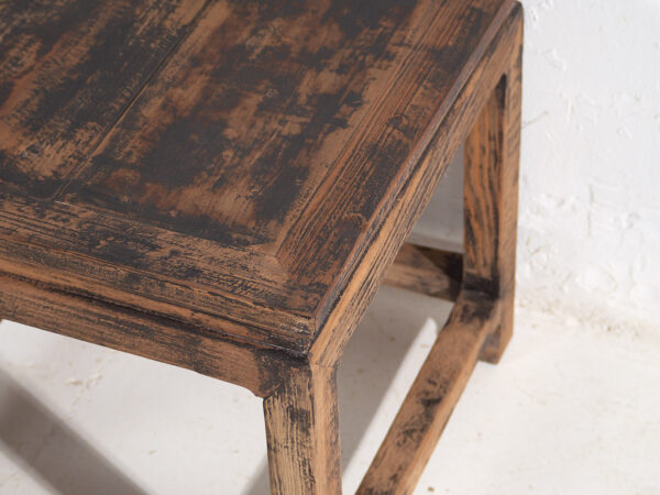 Mesa auxiliar cuadrada de madera antigua maciza