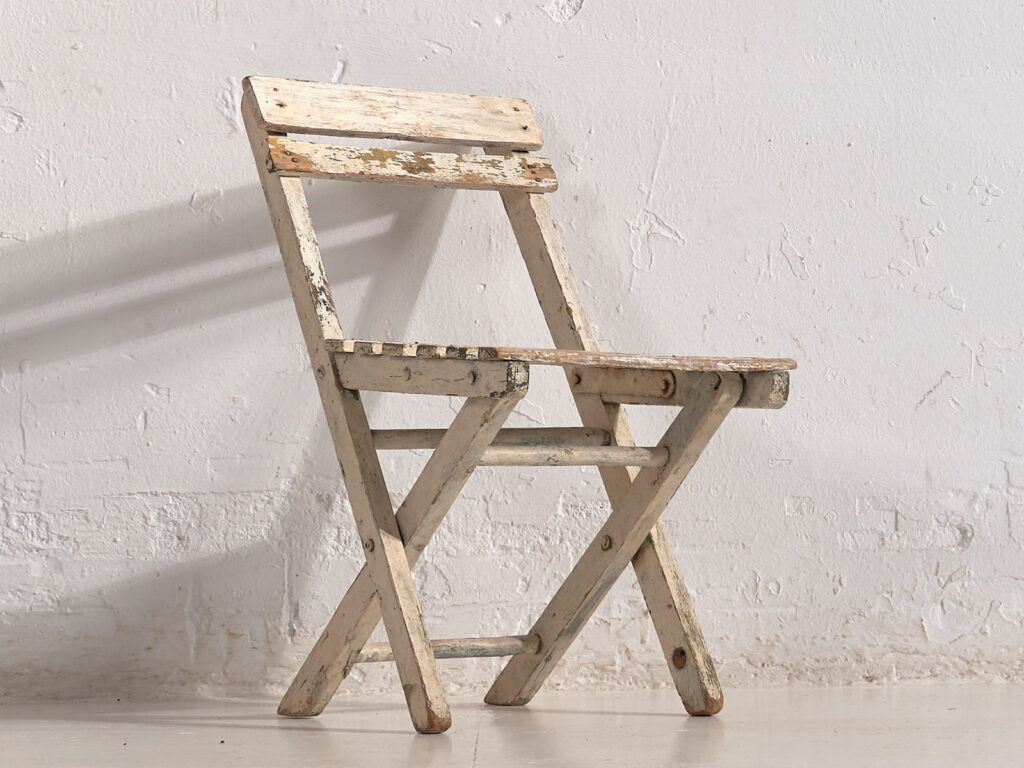 Silla pequeña infantil vintage de color blanco (Francia, c.1950)