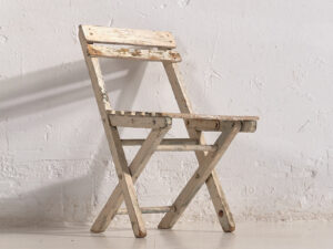 Silla pequeña infantil vintage de color blanco (Francia, c.1950)