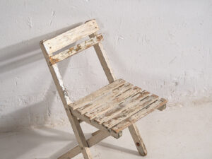 Silla pequeña infantil vintage de color blanco (Francia, c.1950)