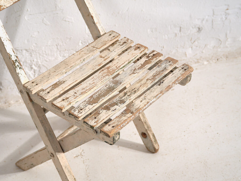 Silla pequeña infantil vintage de color blanco (Francia, c.1950)