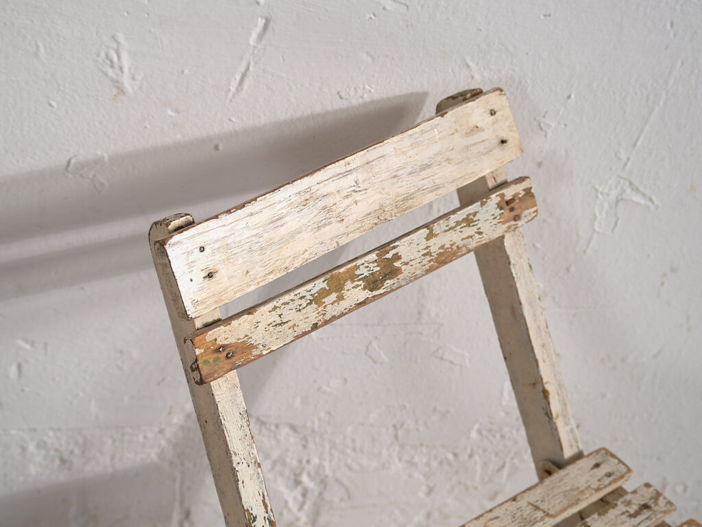 Silla pequeña infantil vintage de color blanco (Francia, c.1950)