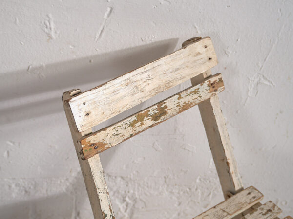 Silla pequeña infantil vintage de color blanco (Francia, c.1950)