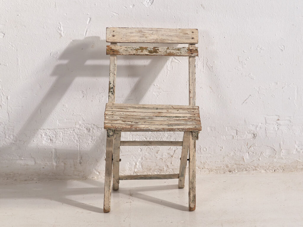 Silla pequeña infantil vintage de color blanco (Francia, c.1950)