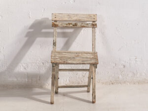 Silla pequeña infantil vintage de color blanco (Francia, c.1950)