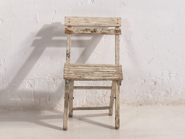 Silla pequeña infantil vintage de color blanco (Francia, c.1950)