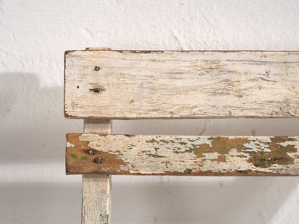 Silla pequeña infantil vintage de color blanco (Francia, c.1950)