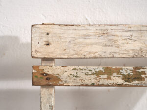 Silla pequeña infantil vintage de color blanco (Francia, c.1950)