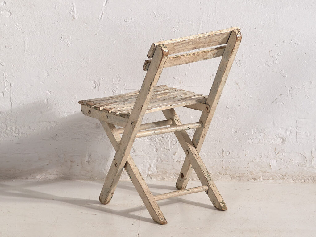 Silla pequeña infantil vintage de color blanco (Francia, c.1950)