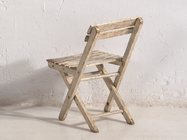 Silla pequeña infantil vintage de color blanco (Francia, c.1950)