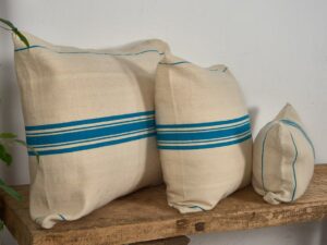 Cojín de lino antiguo de rayas azul turquesa