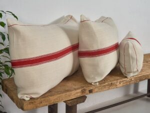 Cojín de lino antiguo de rayas rojas