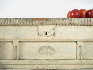 Réfrigérateur ancien en bois massif (Budapest, vers 1900)