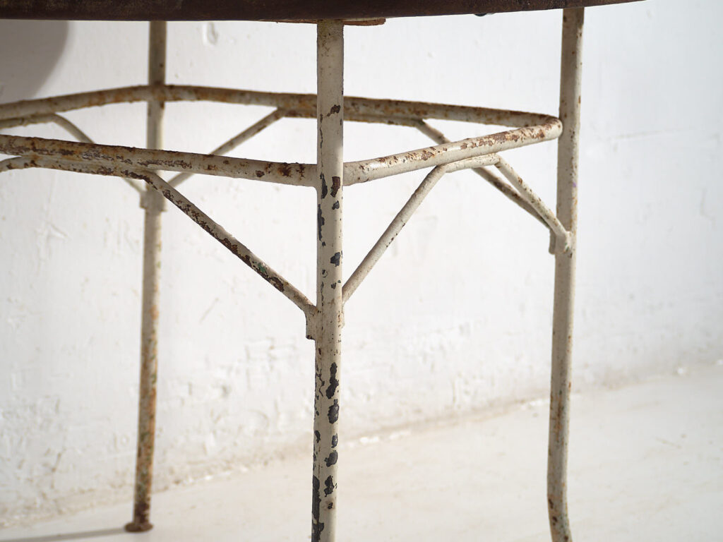 Mesa redonda antigua exterior de metal (Francia, c.1900)