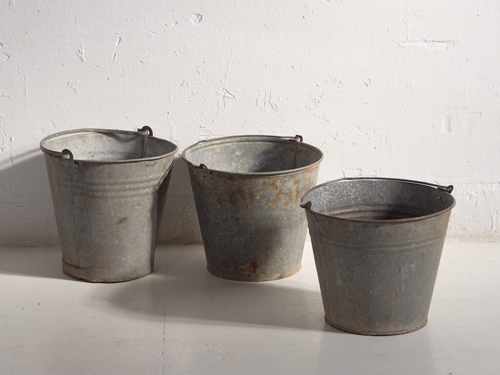 Cubos antiguos de metal galvanizado (c.1920). Conjunto de 3 piezas