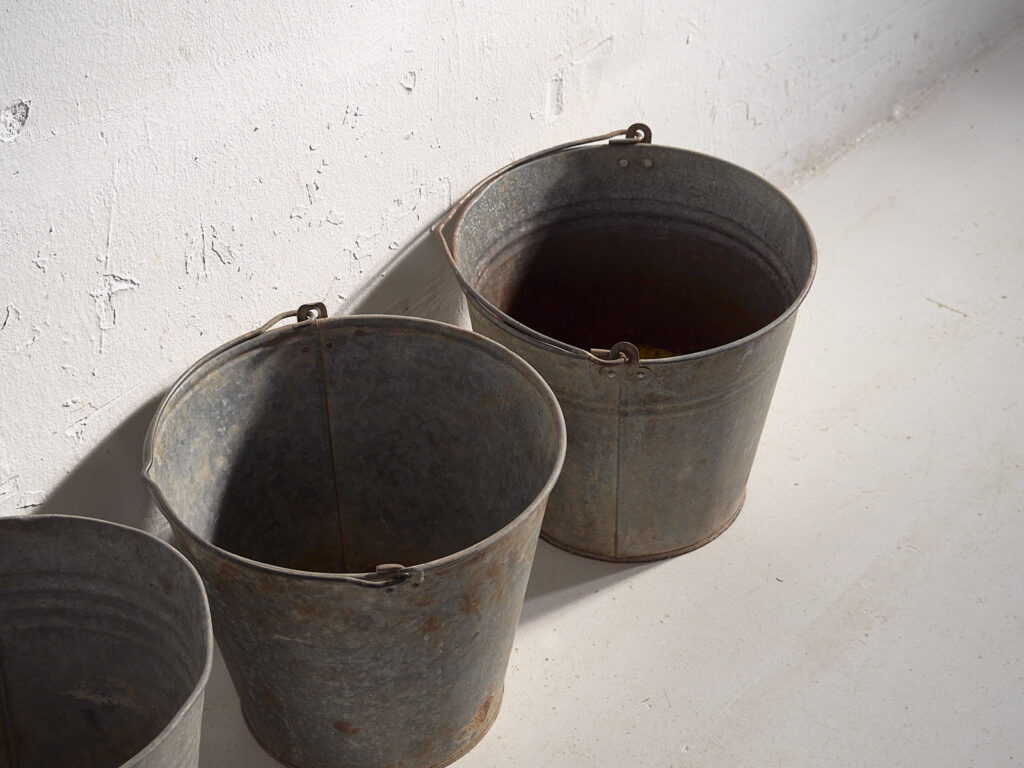 Cubos antiguos de metal galvanizado (c.1920). Conjunto de 3 piezas