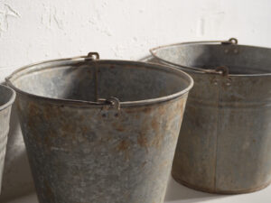 Cubos antiguos de metal galvanizado (c.1920). Conjunto de 3 piezas