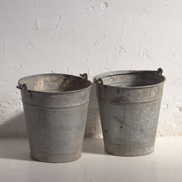 Antiguos cubos metálicos (c.1920). Conjunto de 2 piezas
