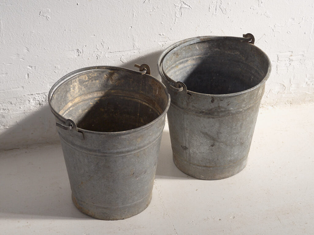 Antiguos cubos metálicos (c.1920). Conjunto de 2 piezas