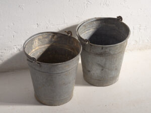 Antiguos cubos metálicos (c.1920). Conjunto de 2 piezas