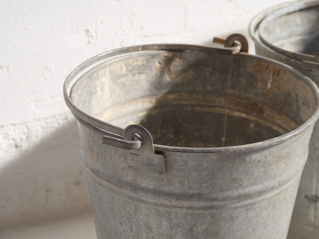 Antiguos cubos metálicos (c.1920). Conjunto de 2 piezas