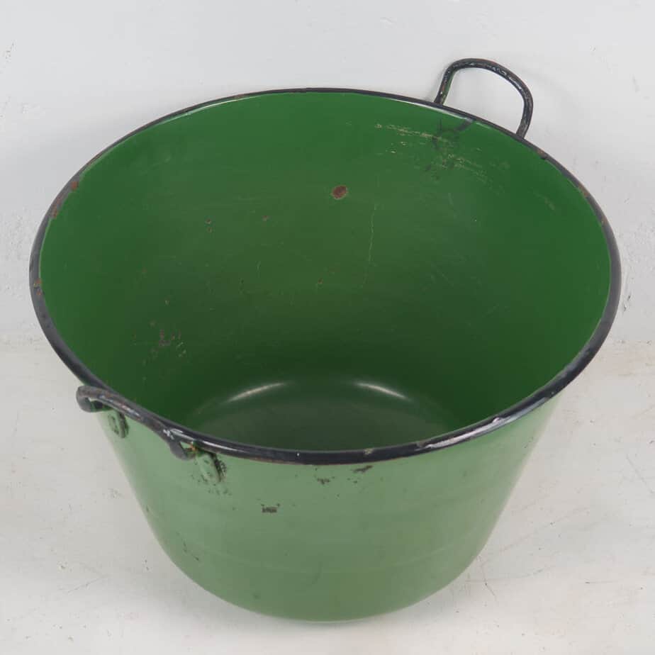 Antiguo caldero metálico de color verde (c.1950)