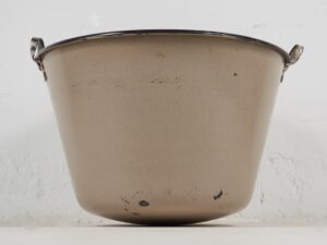 Caldero de metal antiguo color marrón (c.1950)