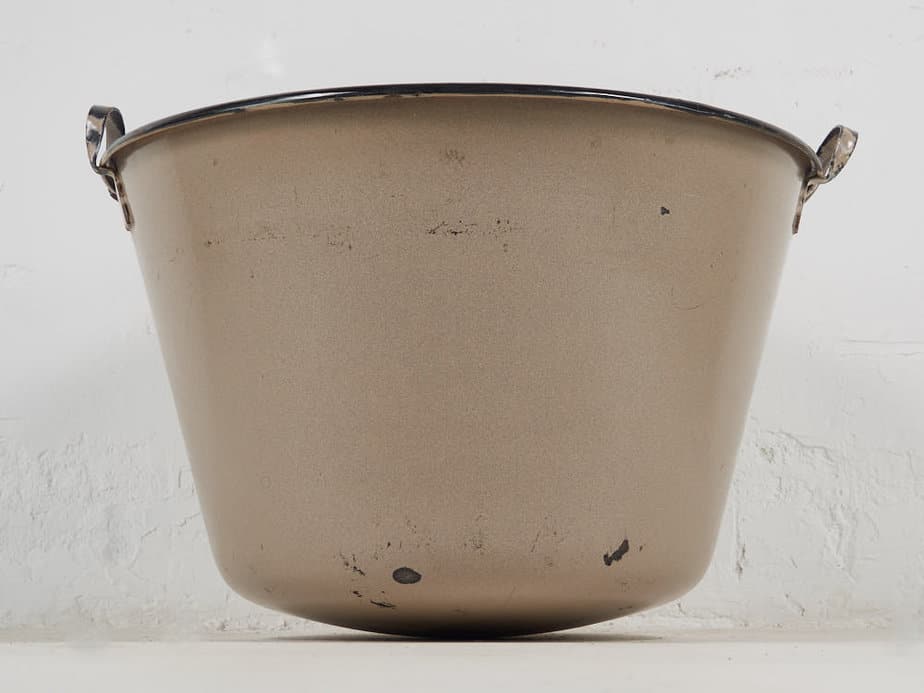 Caldero de metal antiguo color marrón (c.1950)