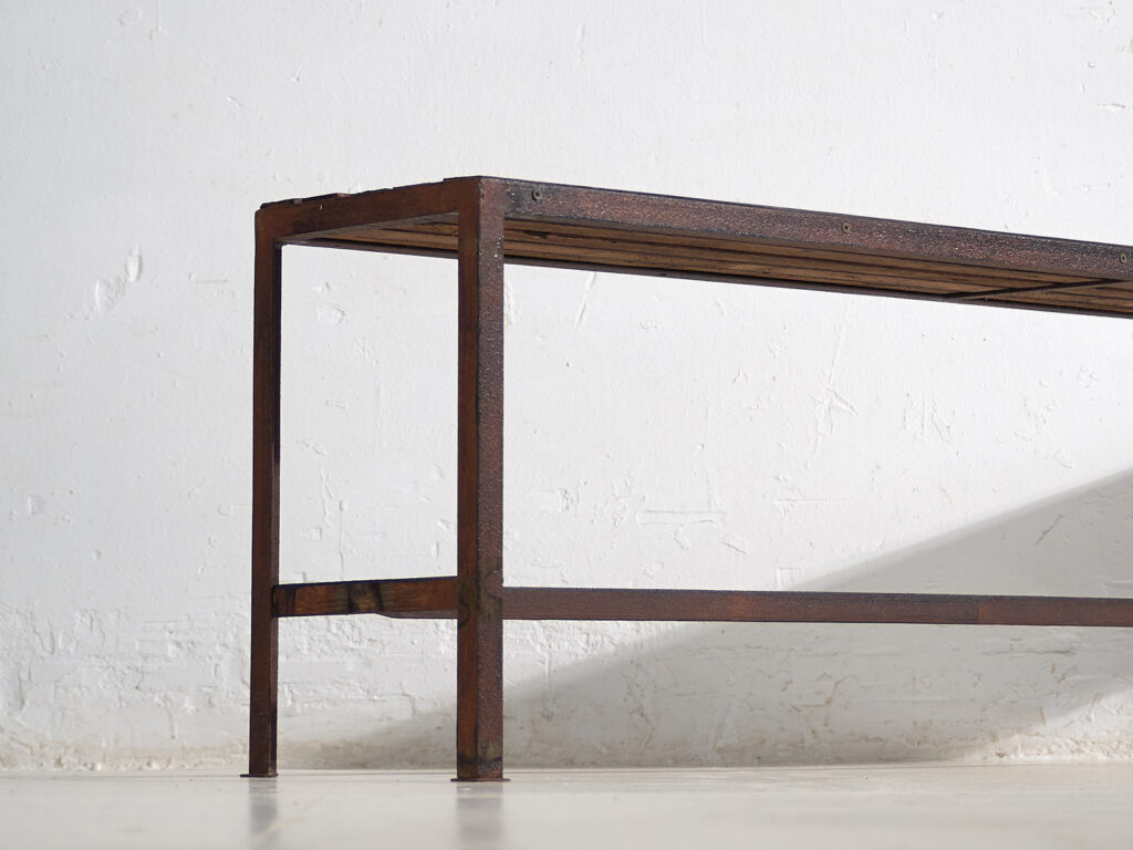 Banco largo metálico de un antiguo gimnasio (c.1920)