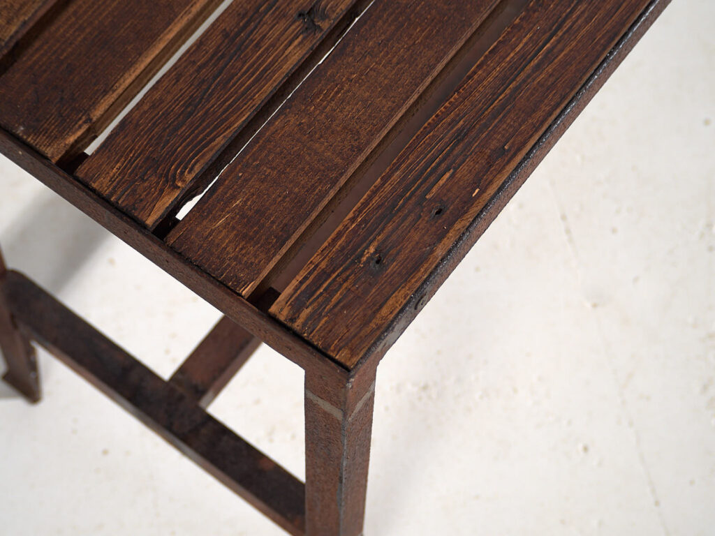 Banco largo metálico de un antiguo gimnasio (c.1920)