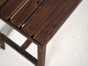 Banco largo metálico de un antiguo gimnasio (c.1920)