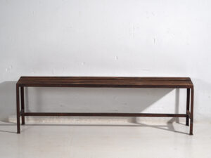 Banco largo metálico de un antiguo gimnasio (c.1920)