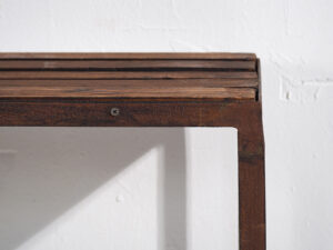 Banco largo metálico de un antiguo gimnasio (c.1920)