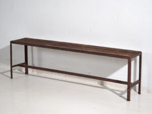 Banco largo metálico de un antiguo gimnasio (c.1920)