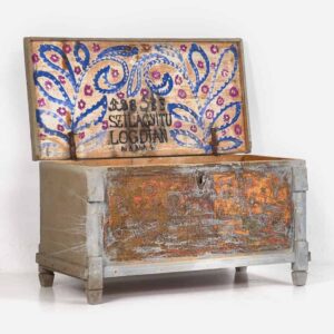 Malle de rangement ancien en bois massif (vers 1890)