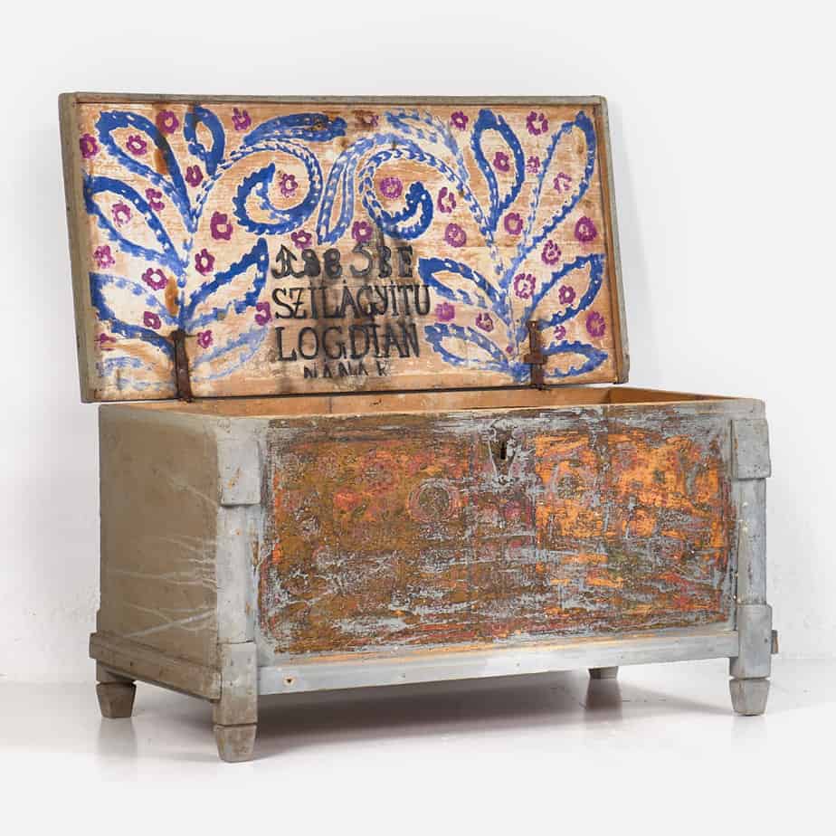 Malle de rangement ancien en bois massif (vers 1890)