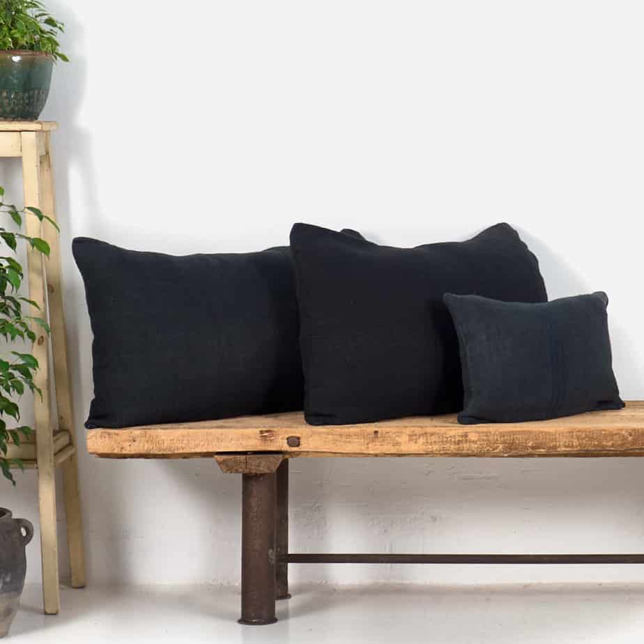 Cojín de lino antiguo de color azul oscuro