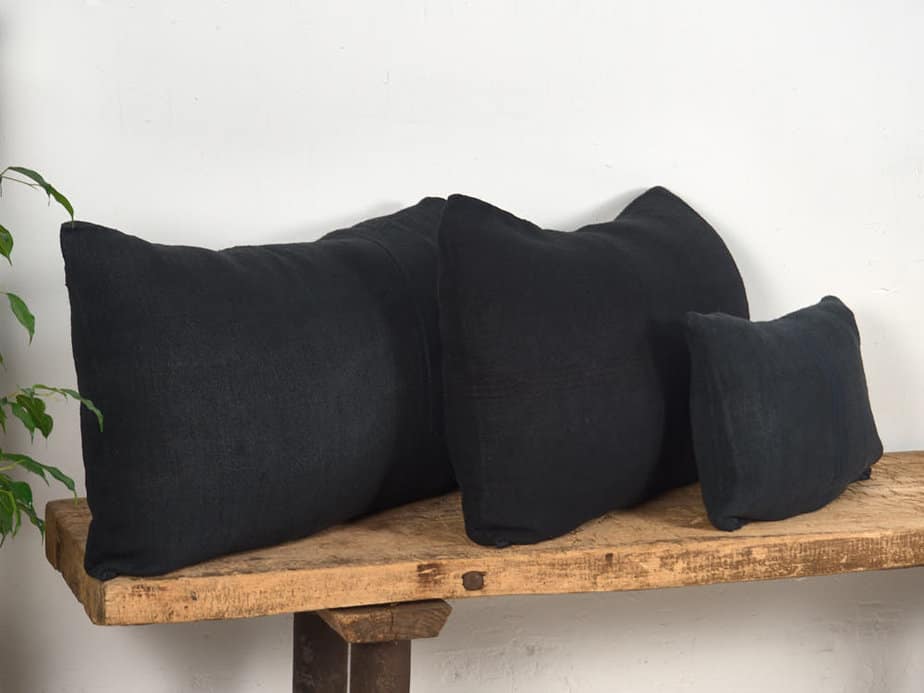 Cojín de lino antiguo de color azul oscuro