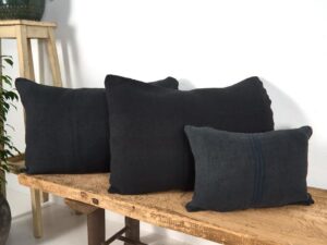 Cojín de lino antiguo de color azul oscuro