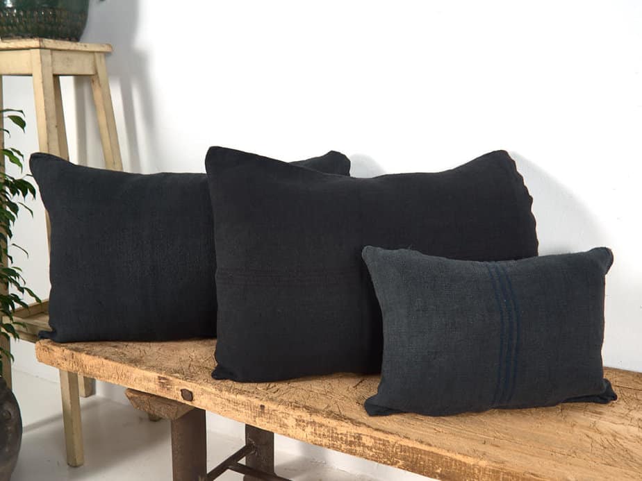 Cojín de lino antiguo de color azul oscuro