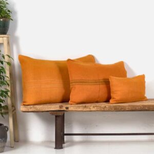 Cojín de lino antiguo de color naranja