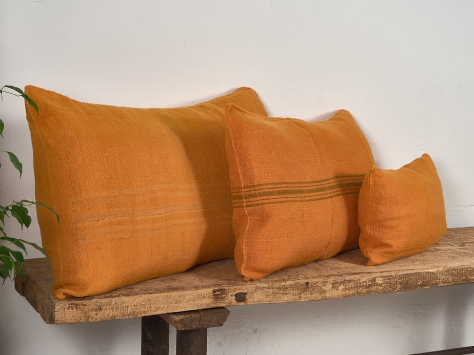 Cojín de lino antiguo de color naranja